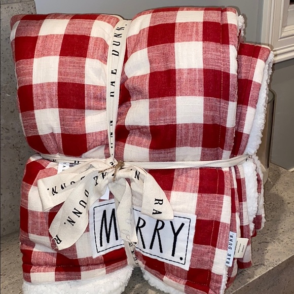 Rae Dunn “Merry” Sherpa Queen Blanket With Patch - Picture 14 of 14